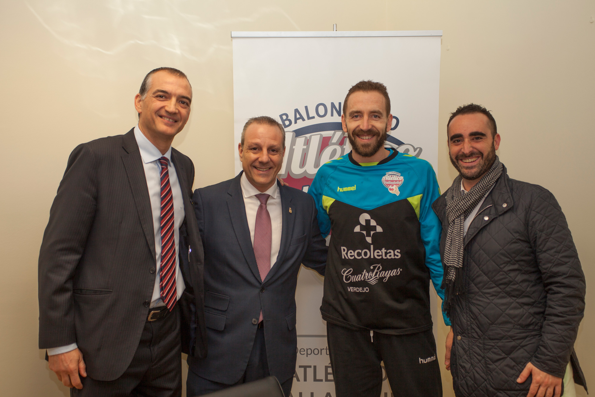 El Atlético Valladolid Recoletas recibe la visita del presidente de la Federación Española de Balonmano | Galería 2 / 3