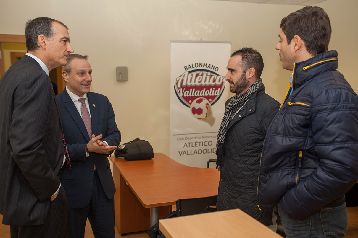El Atlético Valladolid Recoletas recibe la visita del presidente de la Federación Española de Balonmano | Galería 3 / 3