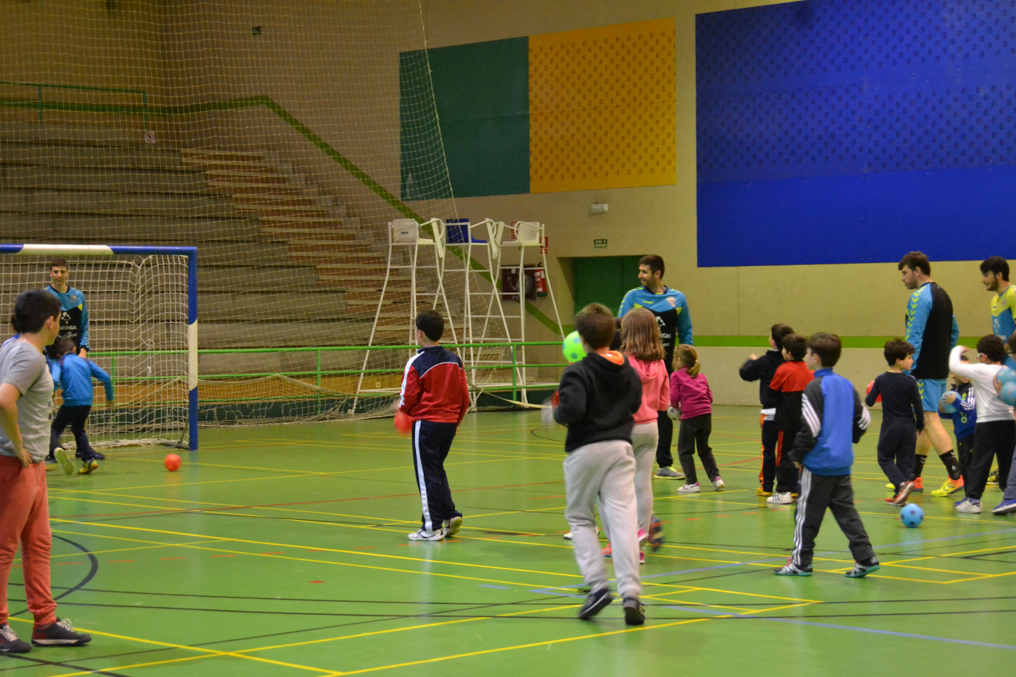 El Atlético Valladolid Recoletas acerca el balonmano a los niños de Medina del Campo | Galería 7 / 11