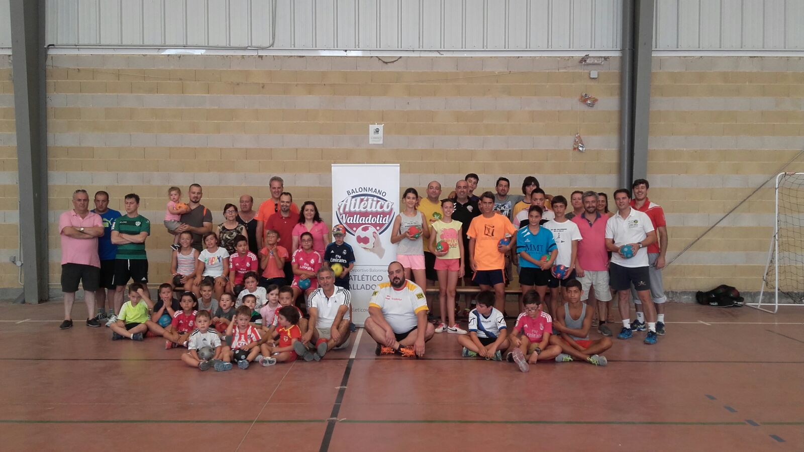 Villabrágima acogió de nuevo la jornada de balonmano del programa A Jugar! del Recoletas Atlético Valladolid | Galería 2 / 3
