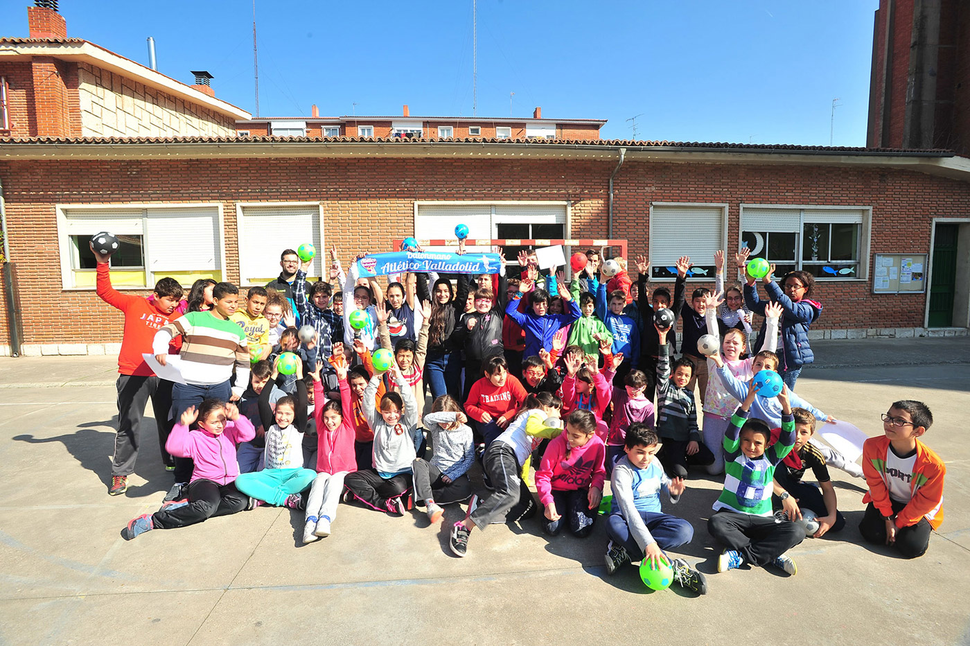 El Atlético Valladolid Recoletas visita a los alumnos del Colegio Francisco de Quevedo