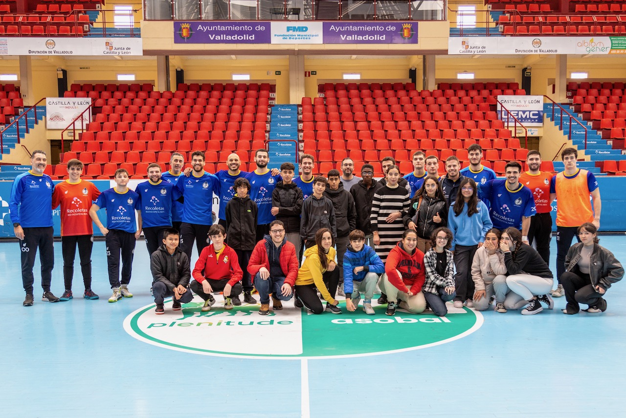 Alumnos del IES Arca Real visitan el entrenamiento del Recoletas