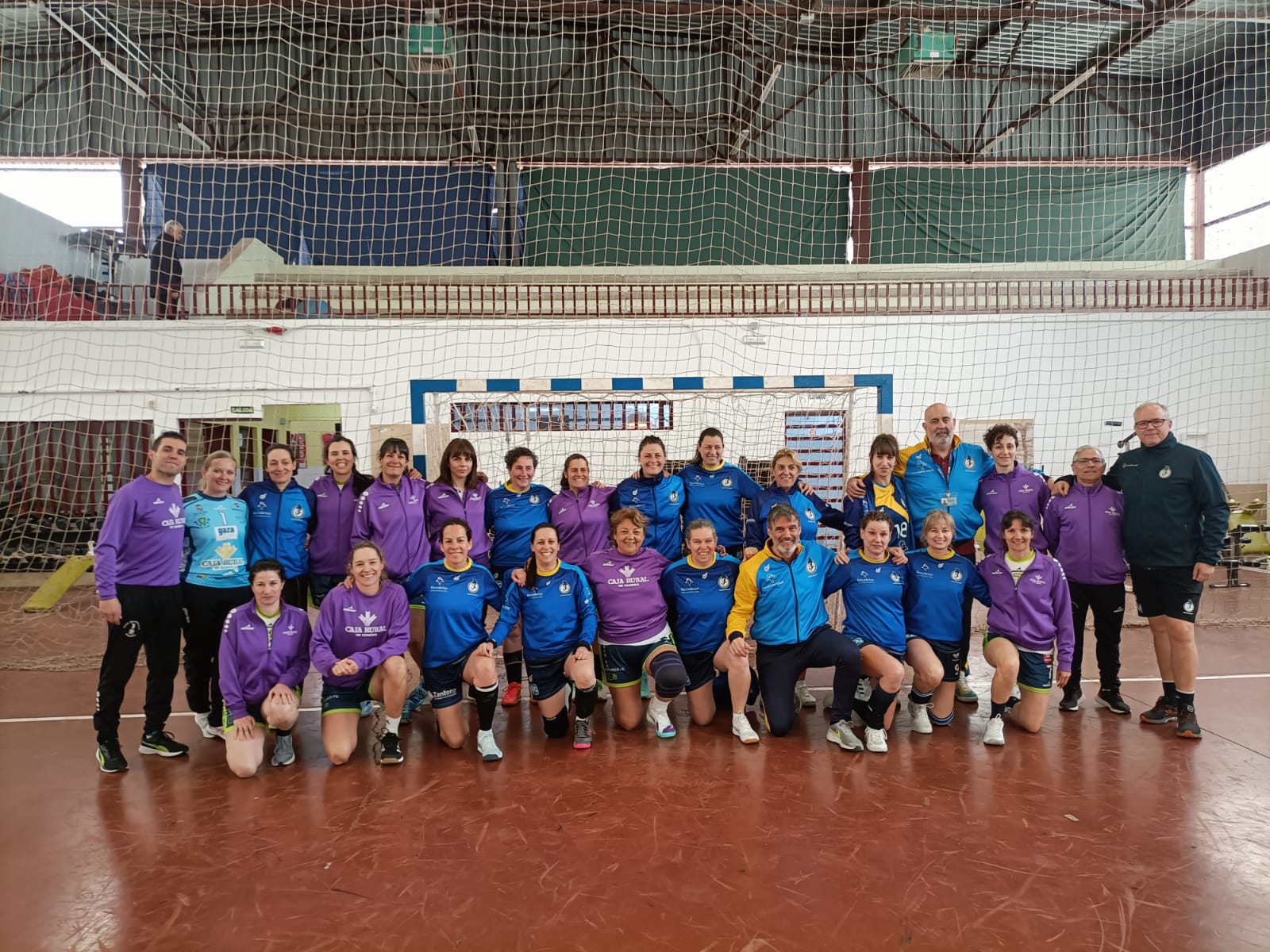 Las veteranas del Atlético Valladolid apoyan la promoción del balonmano en el Centro Penitenciario de Villanubla