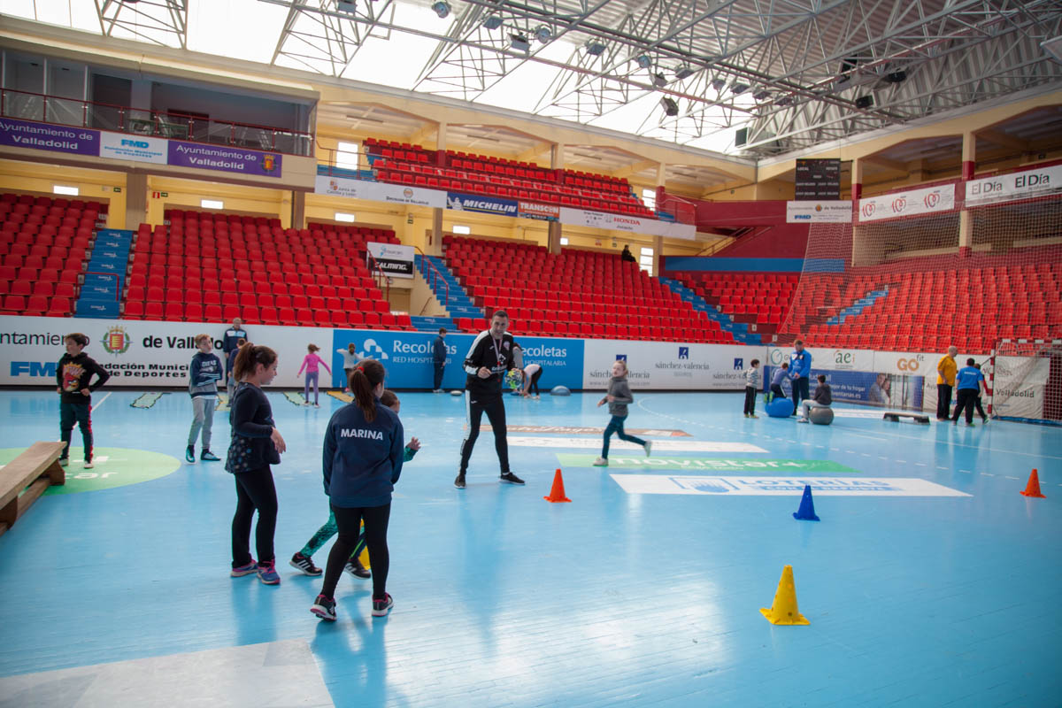 Alumnos del Colegio Isabel de Castilla de Serrada se convierten en gladiadores azules del Recoletas Atlético Valladolid