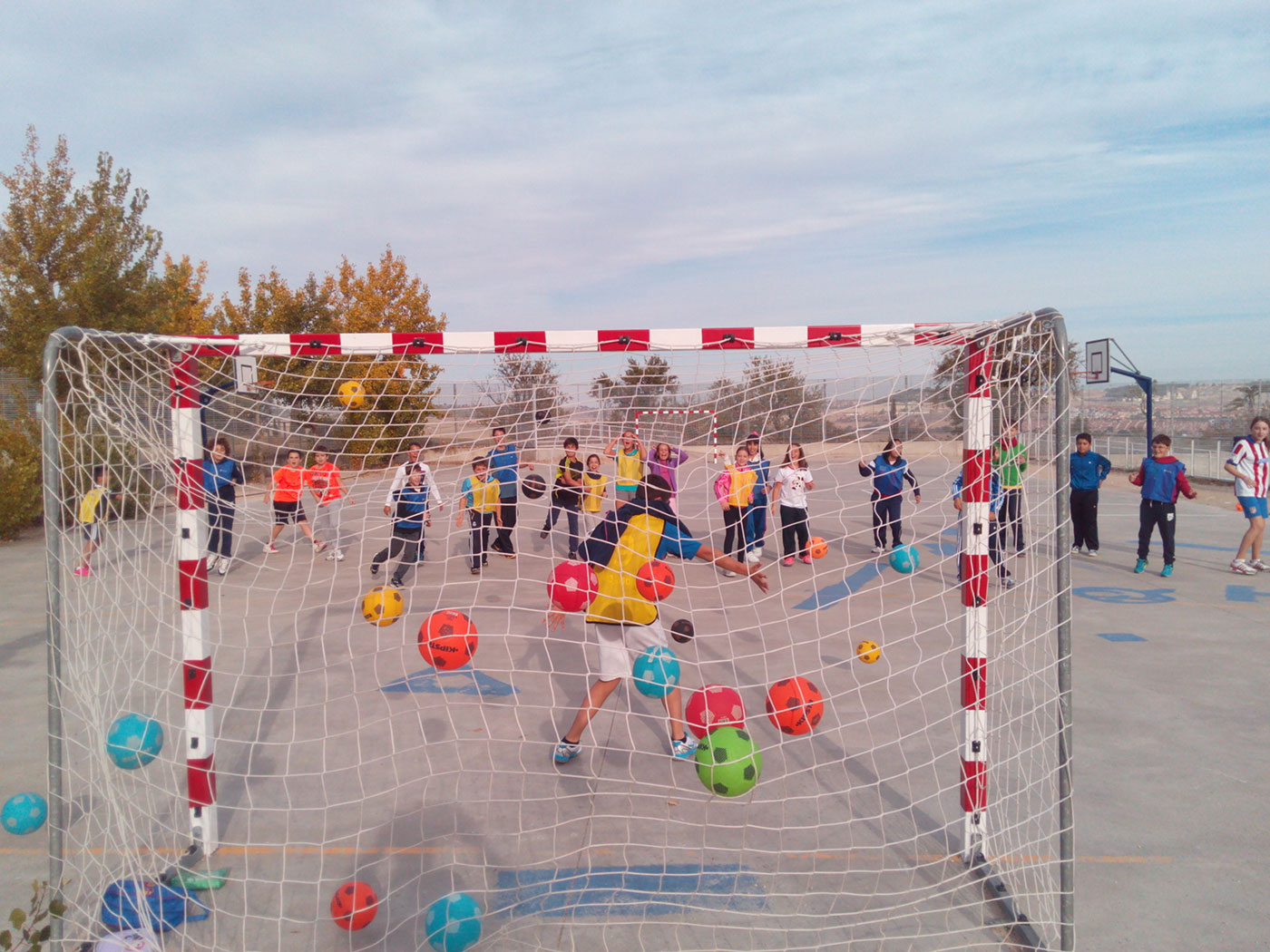 El programa ‘A jugar balonmano!’ impulsado por el Atlético Valladolid Recoletas continúa creciendo este curso con la participación de más de 200 niños | Galería 2 / 5