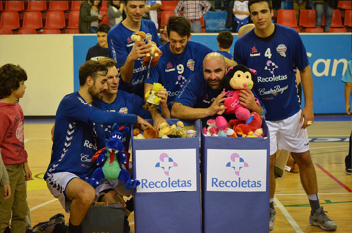 El Atlético Valladolid Recoletas recoge 1.750 juguetes con su campaña solidaria de Navidad | Galería 1 / 2