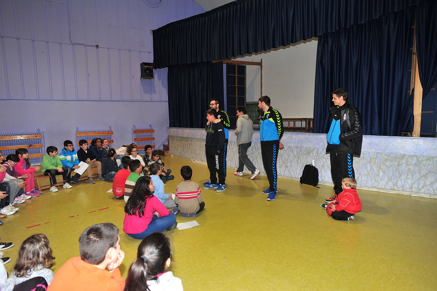 El Atlético Valladolid Recoletas visita a los alumnos del Colegio Francisco de Quevedo | Galería 1 / 3