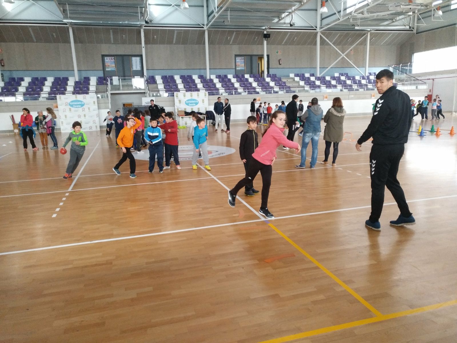 180 escolares de Zaratán disfrutan del balonmano gracias al programa A Jugar! | Galería 1 / 13