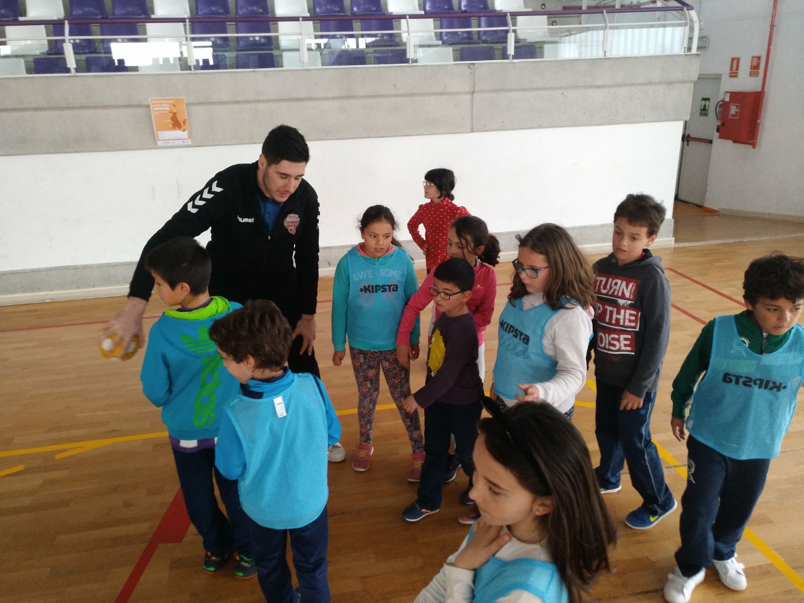 180 escolares de Zaratán disfrutan del balonmano gracias al programa A Jugar! | Galería 2 / 13