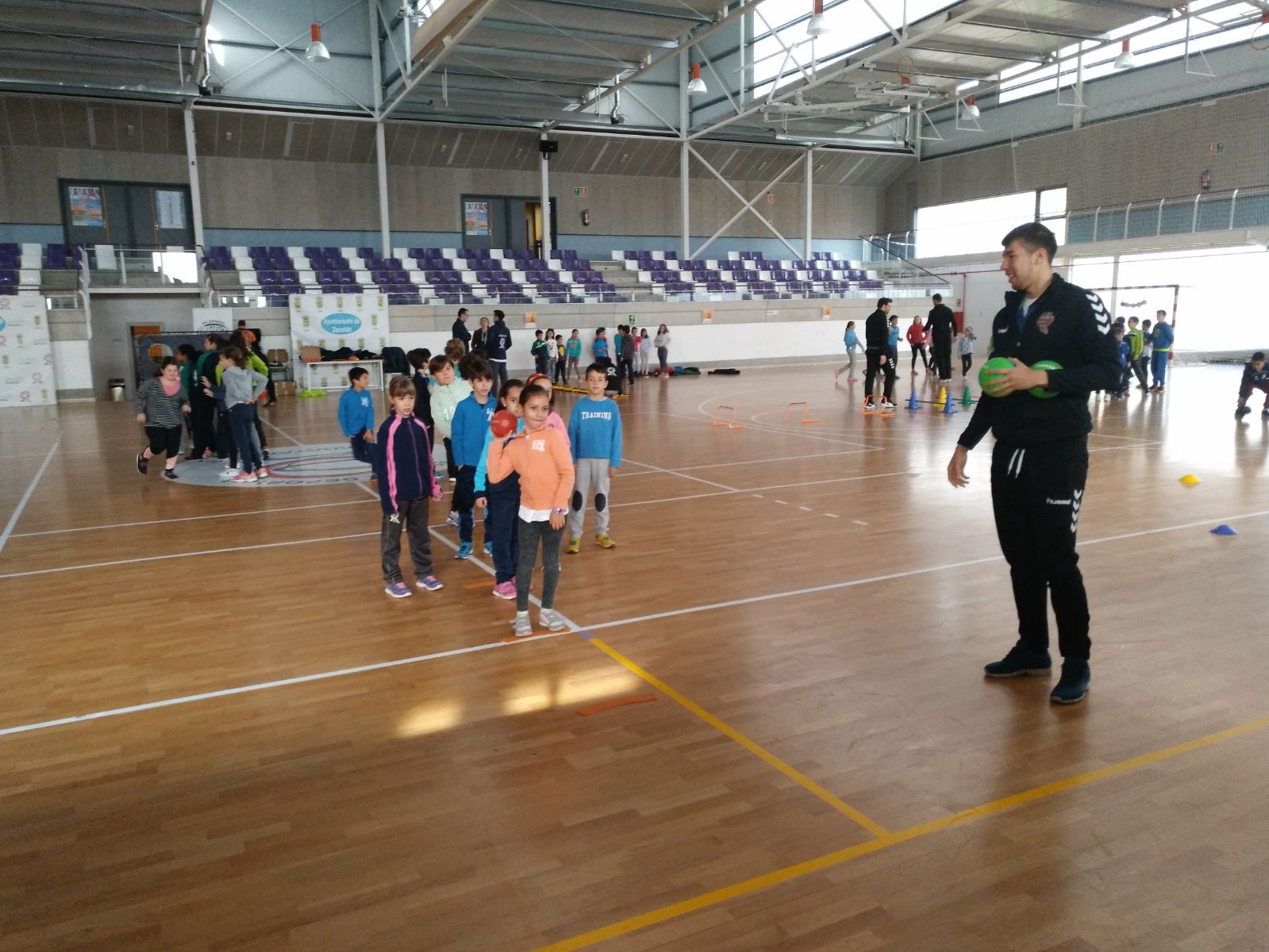 180 escolares de Zaratán disfrutan del balonmano gracias al programa A Jugar! | Galería 6 / 13